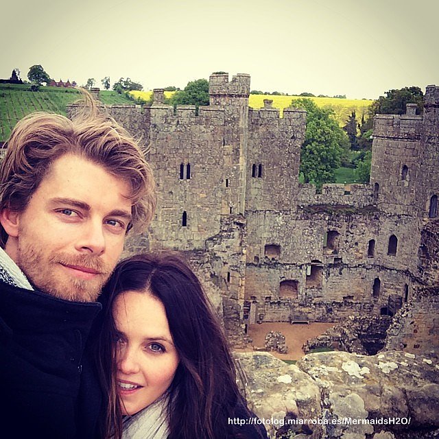 Luke Mitchell con su esposa Rebecca Breeds