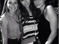 Phoebe Tonkin y Nina Dobrev - concierto Bruno Mars