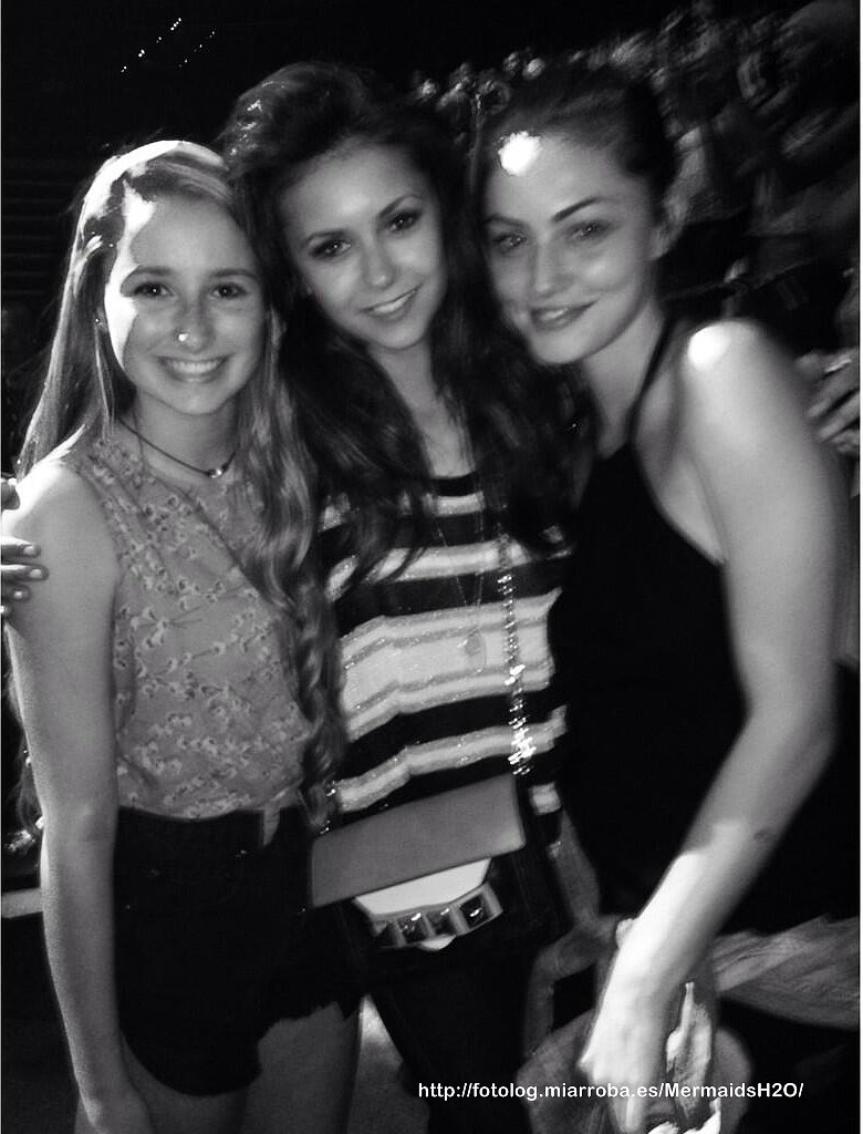 Phoebe Tonkin y Nina Dobrev - concierto Bruno Mars