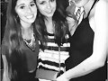 Phoebe Tonkin y Nina Dobrev - concierto Bruno Mars