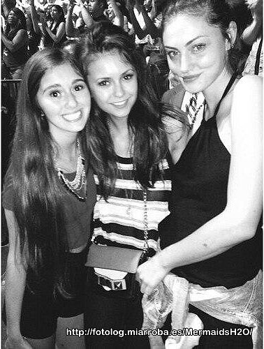 Phoebe Tonkin y Nina Dobrev - concierto Bruno Mars