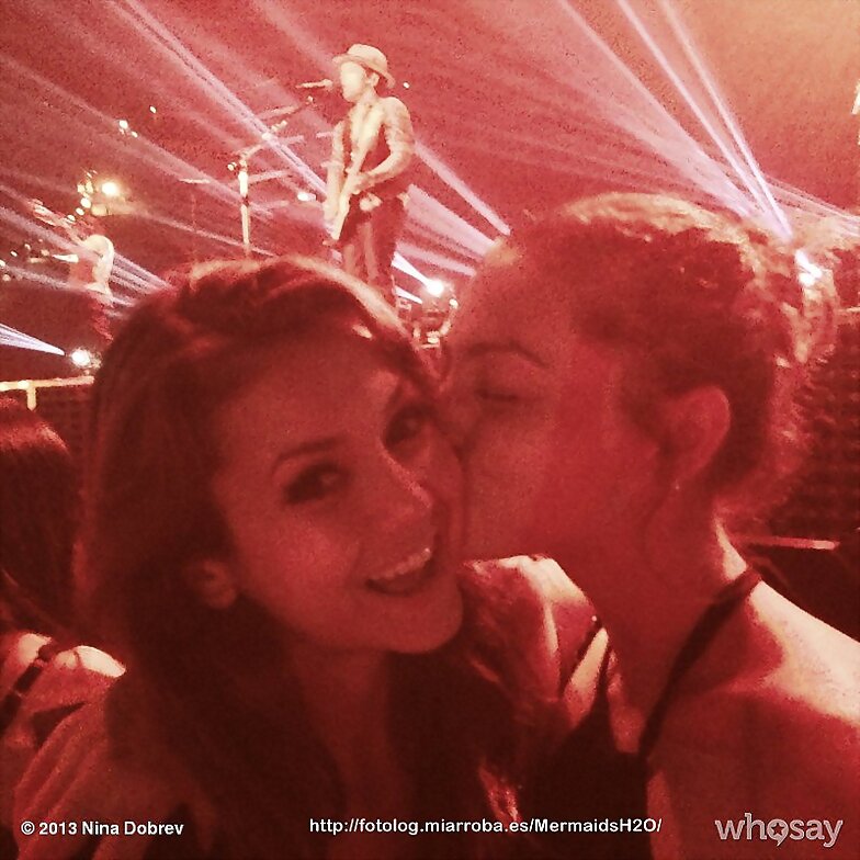 Phoebe Tonkin y Nina Dobrev - concierto Bruno Mars