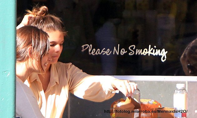 Phoebe Tonkin - Whole Foods in Los Angeles 2011