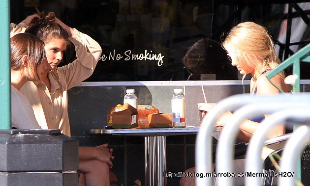 Phoebe Tonkin - Whole Foods in Los Angeles 2011