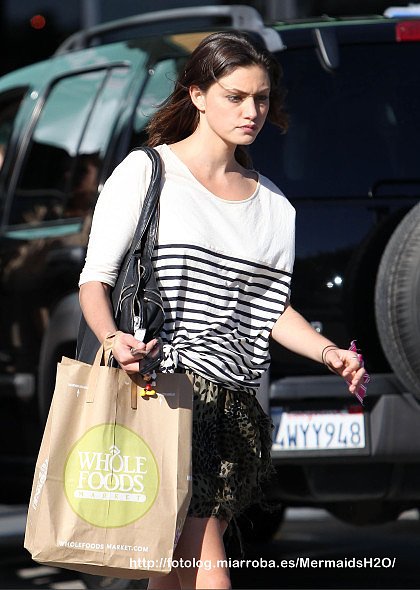 Phoebe Tonkin - Whole Foods in Los Angeles 2011