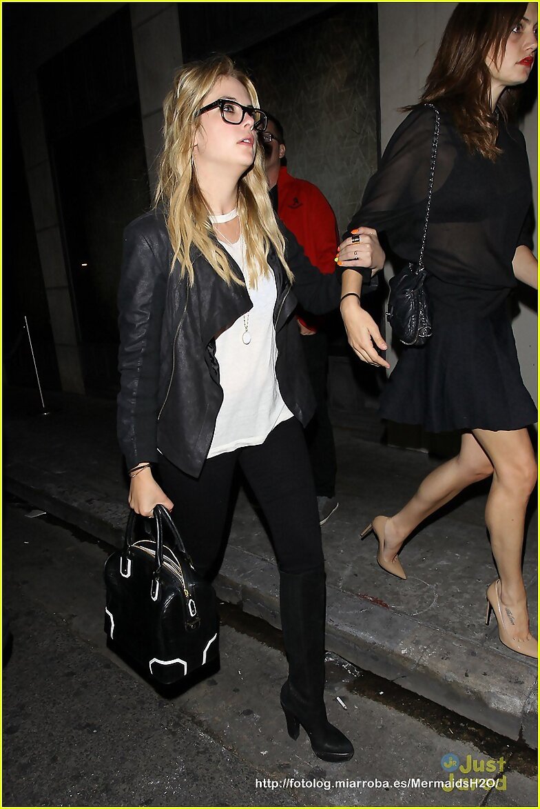 Phoebe Tonkin y Ashley Benson (2013)