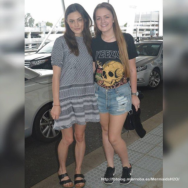 Phoebe Tonkin con una fan