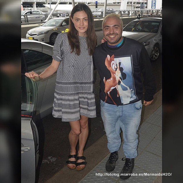 Phoebe Tonkin con un fan