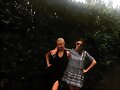 Phoebe Tonkin con su hermana Abby Tonkin