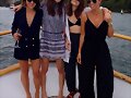 Phoebe Tonkin con sus amigas en Australia