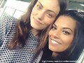 Phoebe Tonkin con una fan