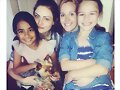 Phoebe Tonkin con familia en Australia