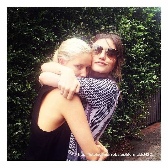 Phoebe Tonkin con su hermana Abby Tonkin