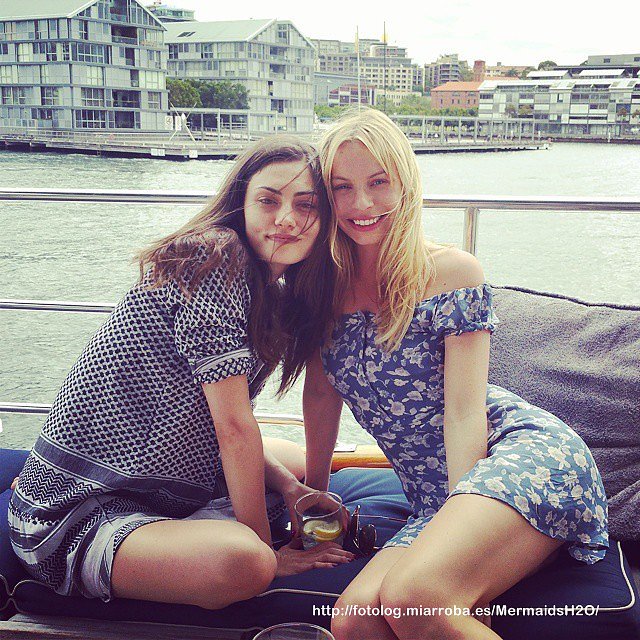 Phoebe Tonkin con su amiga model Alexandra Spencer