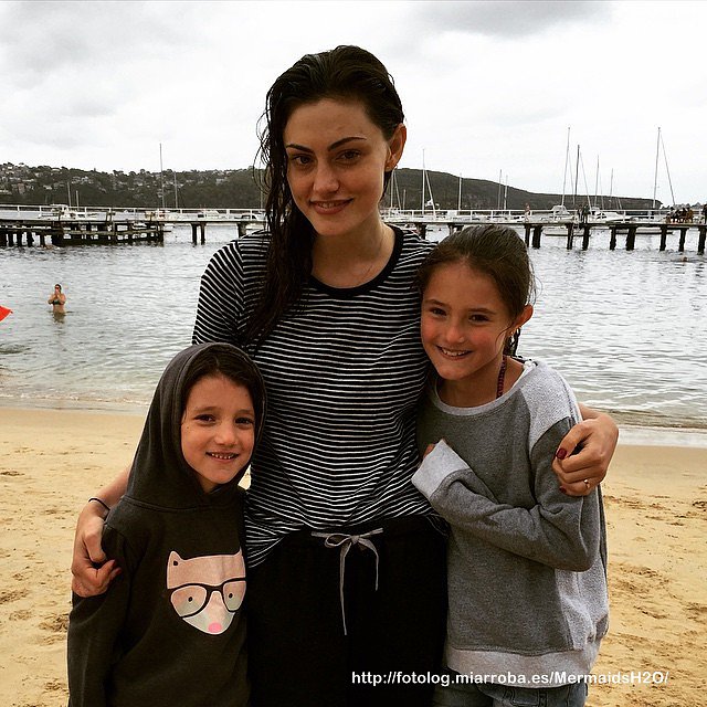 Phoebe Tonkin con unas fans de H2O en Australia
