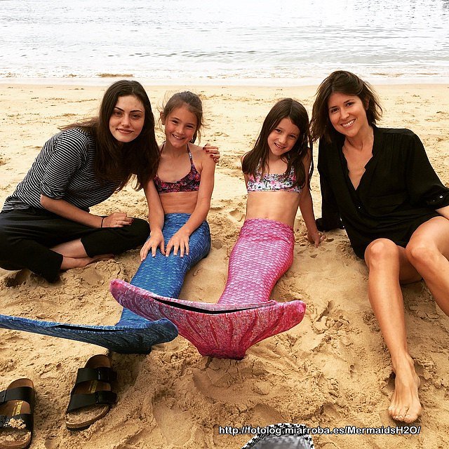 Phoebe Tonkin con unas fans de H2O en Australia