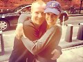 Angus McLaren con su amiga Jessica McNamee