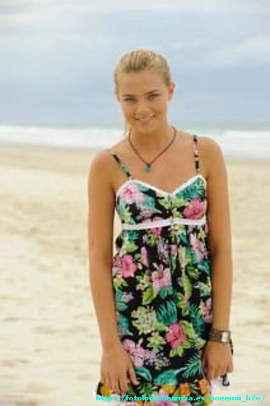Bella Hartley en la playa