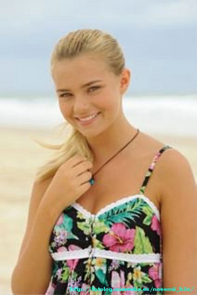 Bella Hartley en la playa