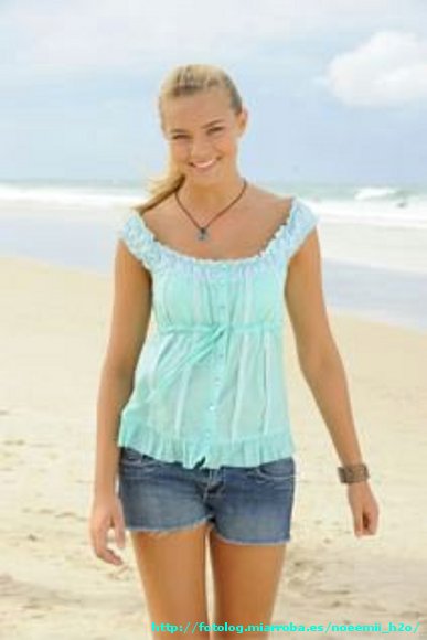 Bella Hartley en la playa