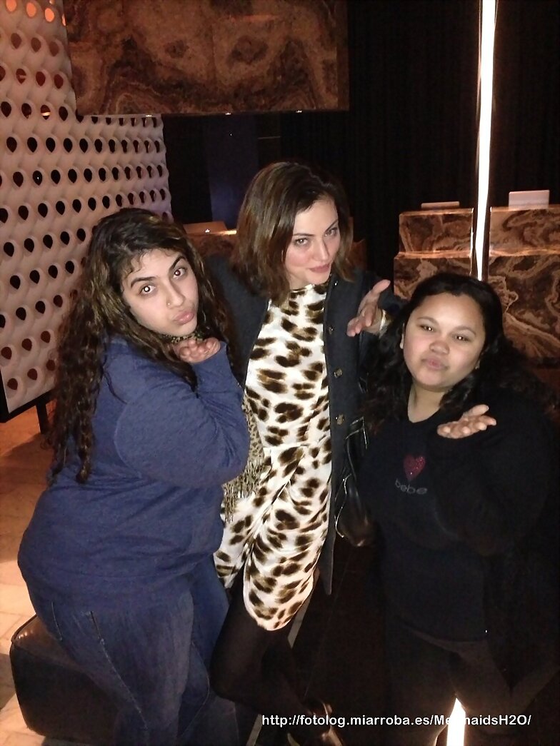 Phoebe Tonkin con fans