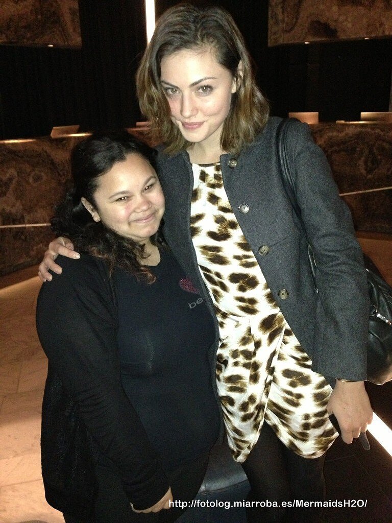 Phoebe Tonkin con una fan