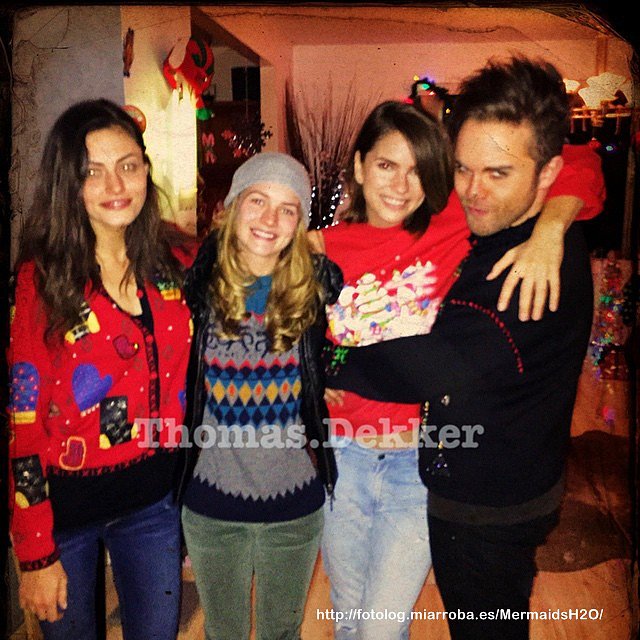 Phoebe Tonkin con sus amigos y excompañeros de TSC