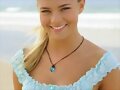 Bella Hartley en la playa