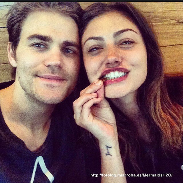 Phoebe Tonkin con su novio Paul Wesley