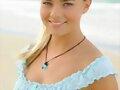 Bella Hartley en la playa