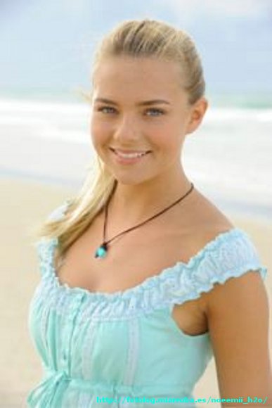 Bella Hartley en la playa