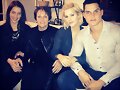 Claire Holt con su madre y hermanos