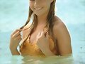 Bella Hartley en el agua