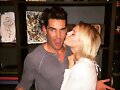Claire Holt con un amigo