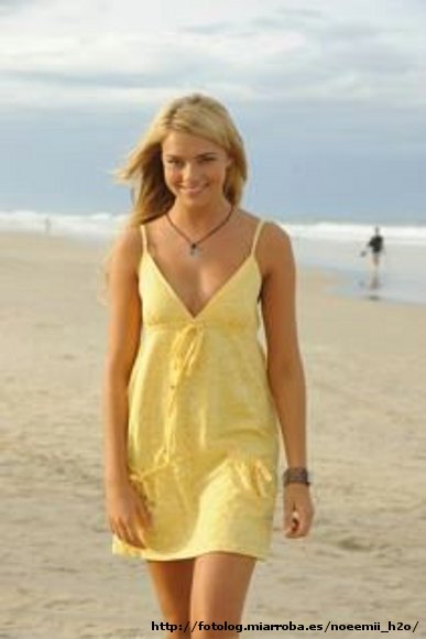 Bella Hartley en la playa