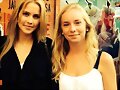 Claire Holt con una fan