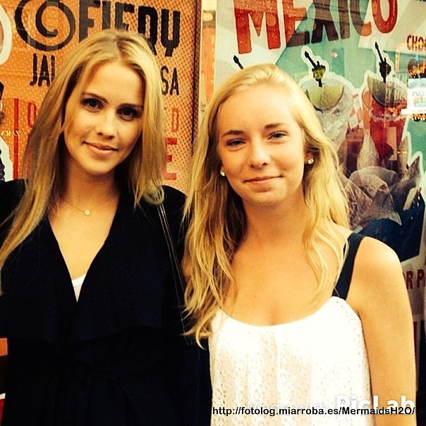Claire Holt con una fan