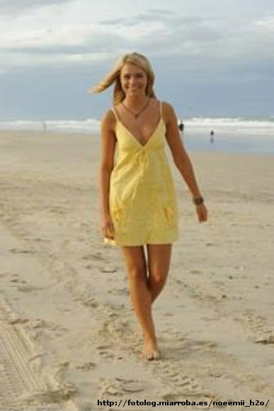 Bella Hartley en la playa