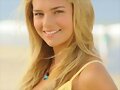 Bella Hartley en la playa