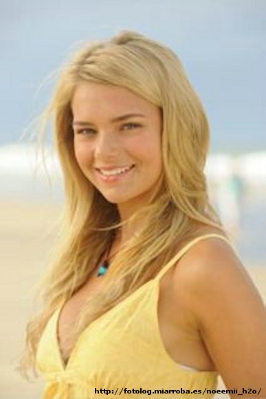 Bella Hartley en la playa