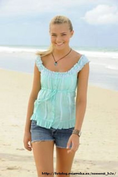 Bella Hartley en la playa