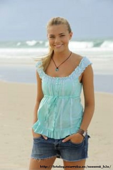 Bella Hartley en la playa