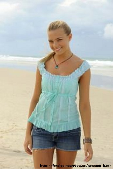 Bella Hartley en la playa