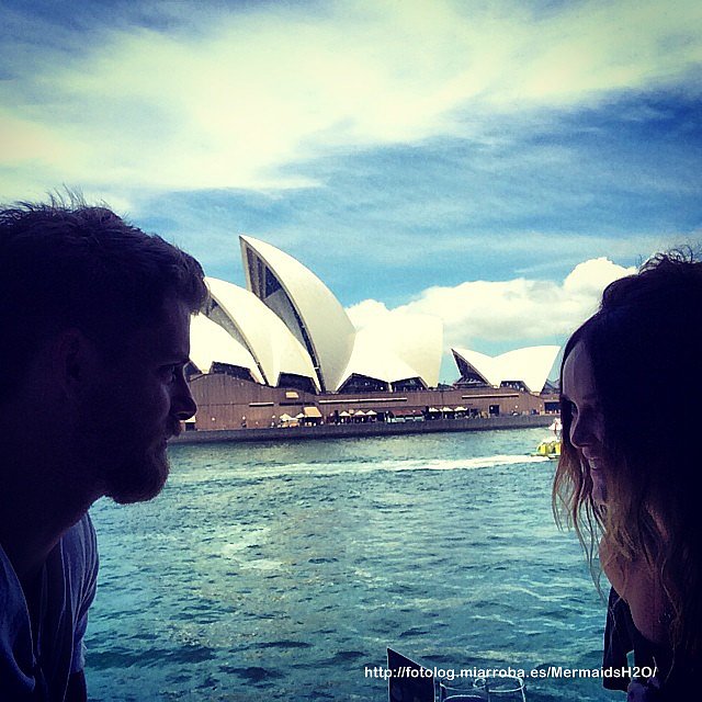 Luke Mitchell con su esposa Rebecca Breeds