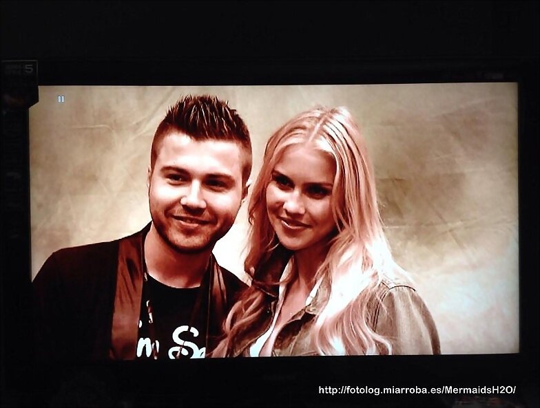 Claire Holt con un fan