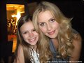 Claire Holt con una fan