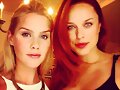 Claire Holt con su amiga Jessica McNamee