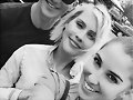 Claire Holt con su padre y una amiga