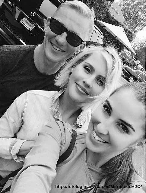 Claire Holt con su padre y una amiga