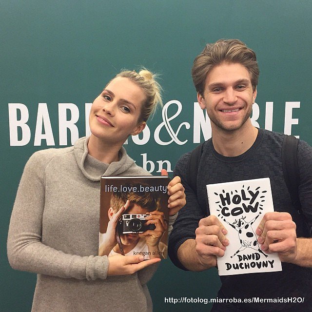 Claire Holt y un amigo presentando unos libros